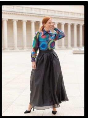 Lesley Evers black shirt and skirt!